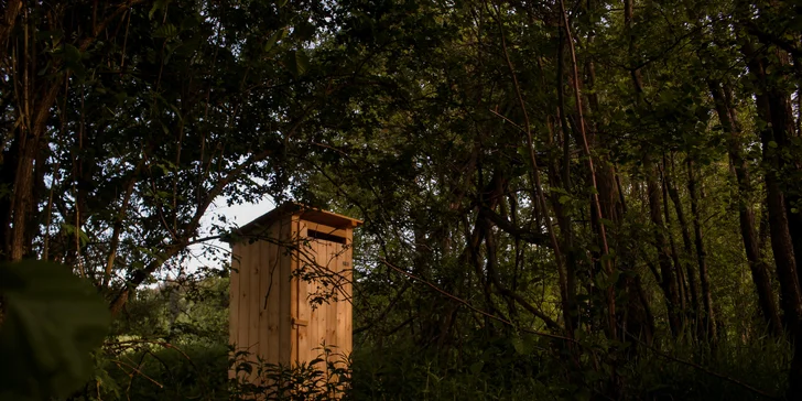 Samota a pokoj priamo pri rybníku v posede na Vysočine: minimalistický dizajn a vôňa dreva