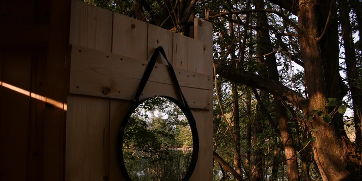 Samota a pokoj priamo pri rybníku v posede na Vysočine: minimalistický dizajn a vôňa dreva