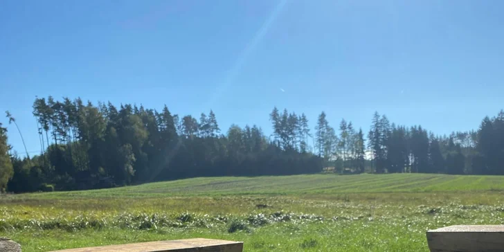 Samota a pokoj priamo pri rybníku v posede na Vysočine: minimalistický dizajn a vôňa dreva