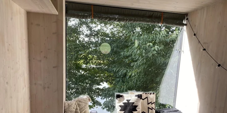 Samota a pokoj priamo pri rybníku v posede na Vysočine: minimalistický dizajn a vôňa dreva