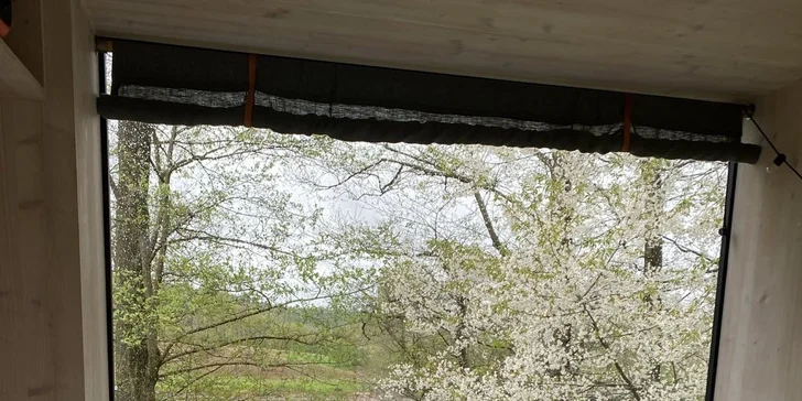 Samota a pokoj priamo pri rybníku v posede na Vysočine: minimalistický dizajn a vôňa dreva