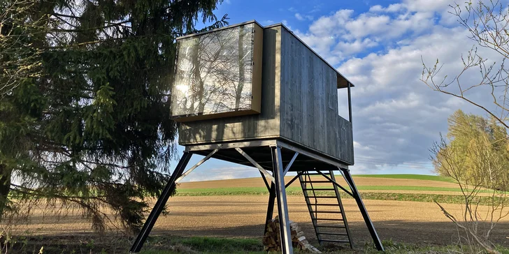 Samota a pokoj priamo pri rybníku v posede na Vysočine: minimalistický dizajn a vôňa dreva