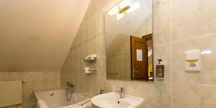 Wellness pobyt v Pardubiciach: izby alebo domček s vírivkou a saunou, soľná jaskyňa aj privátne wellness