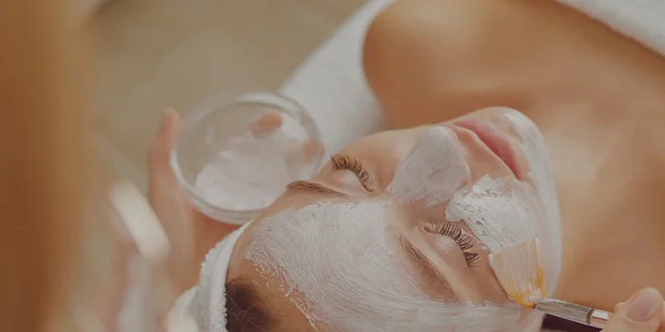 Kozmetické ošetrenia pre čistú a mladistvú pleť: Hollywood Carbon Peel tváre a krku alebo rádiofrekvencia s kompletným čístením pleti