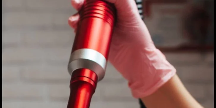 Kozmetické ošetrenia pre čistú a mladistvú pleť: Hollywood Carbon Peel tváre a krku alebo rádiofrekvencia s kompletným čístením pleti