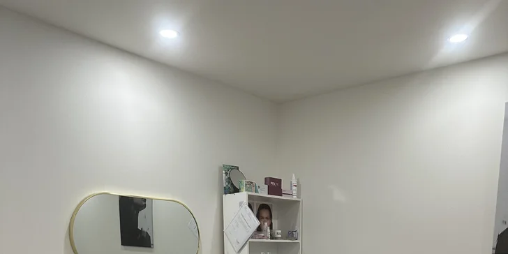 Kozmetické ošetrenia pre čistú a mladistvú pleť: Hollywood Carbon Peel tváre a krku alebo rádiofrekvencia s kompletným čístením pleti