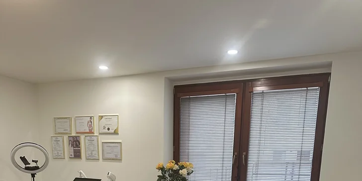 Kozmetické ošetrenia pre čistú a mladistvú pleť: Hollywood Carbon Peel tváre a krku alebo rádiofrekvencia s kompletným čístením pleti