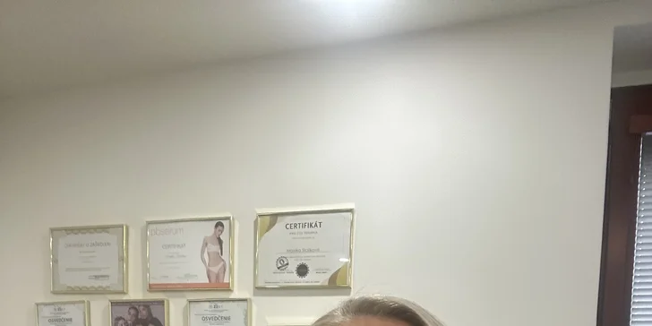 Kozmetické ošetrenia pre čistú a mladistvú pleť: Hollywood Carbon Peel tváre a krku alebo rádiofrekvencia s kompletným čístením pleti