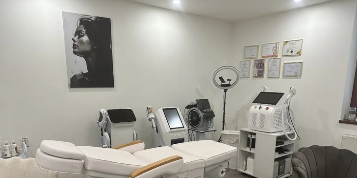 Kozmetické ošetrenia pre čistú a mladistvú pleť: Hollywood Carbon Peel tváre a krku alebo rádiofrekvencia s kompletným čístením pleti