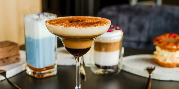 Zahrejte sa a zamaškrťte si vo dvojici: horúca čokoláda alebo káva s koláčom a ovocná limonáda k tomu