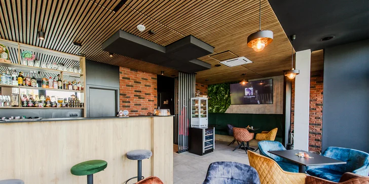 Zahrejte sa a zamaškrťte si vo dvojici: horúca čokoláda alebo káva s koláčom a ovocná limonáda k tomu