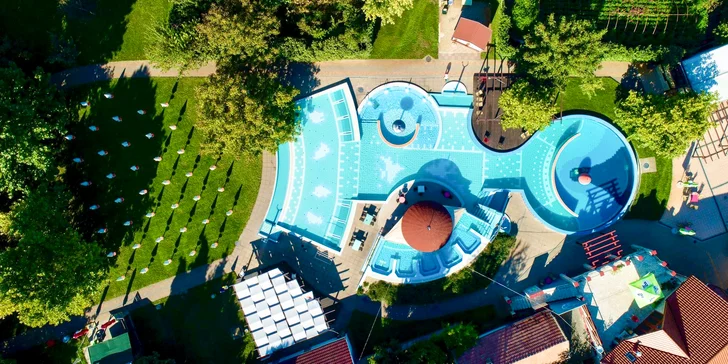 Elegantný wellness hotel s polpenziou a priamym prechodom do kúpeľov v každom počasí