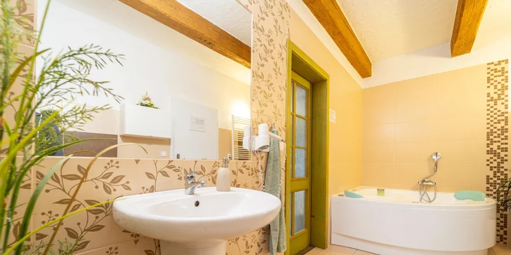 Pobyt v podhorí Beskýd: štýlové apartmány s raňajkami a prehliadkou vodnej minizoo