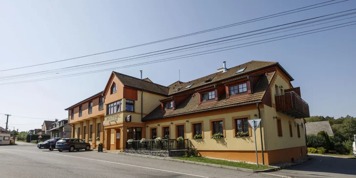 Kostelec nad Orlicou: pobyt s raňajkami, možnosť trojchodovej večere aj fľaše vína