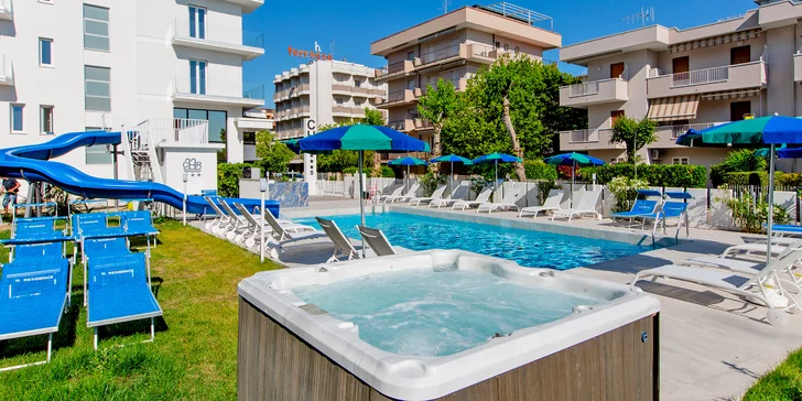 Rodinná dovolenka pri talianskom Jadrane: hotel 50 m od pláže, plná penzia, bazén, dieťa zdarma