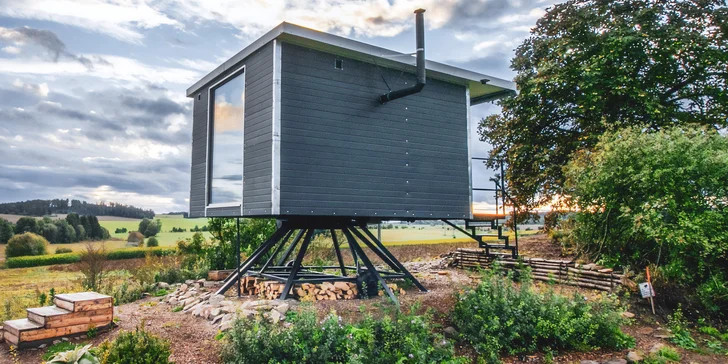 Glamping v krásne zariadenom otočnom tiny house pre 2 osoby a za príplatok hot tube