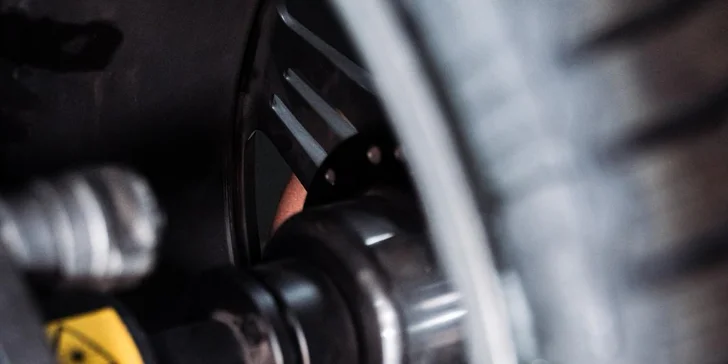 Kompletné prezutie alebo prehodenie kolies s vyvážením a kontrolou bŕzd a podvozku