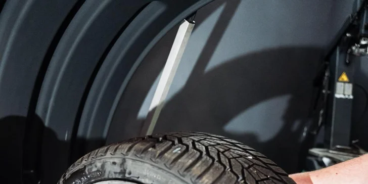 Kompletné prezutie alebo prehodenie kolies s vyvážením a kontrolou bŕzd a podvozku