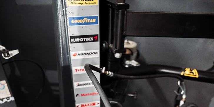 Kompletné prezutie alebo prehodenie kolies s vyvážením a kontrolou bŕzd a podvozku