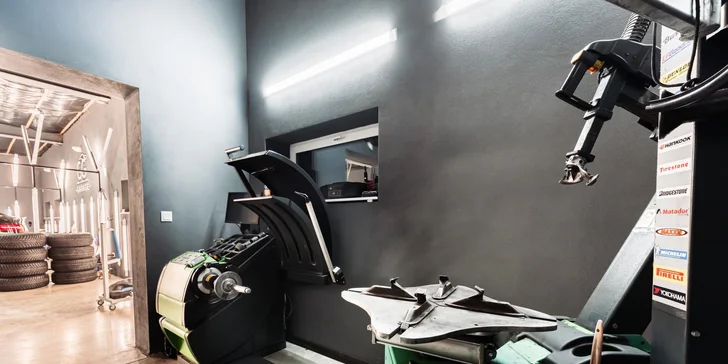 Kompletné prezutie alebo prehodenie kolies s vyvážením a kontrolou bŕzd a podvozku