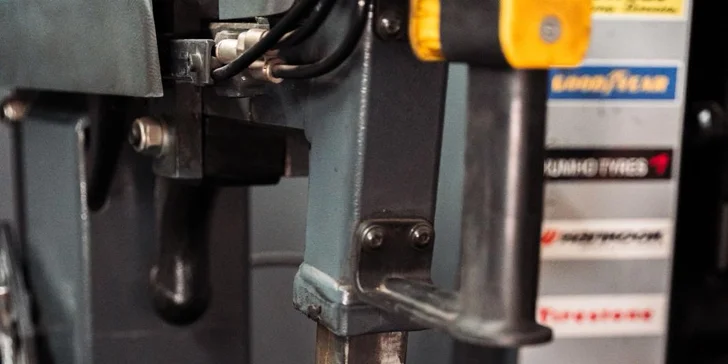 Kompletné prezutie alebo prehodenie kolies s vyvážením a kontrolou bŕzd a podvozku