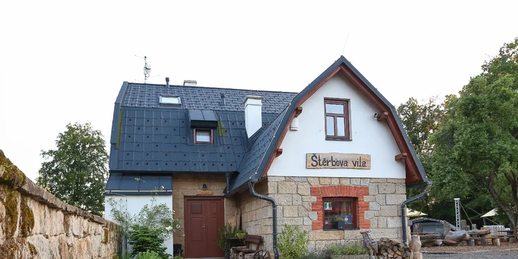 Historická vila pri priehrade Les Království a blízko Dvora Králové, raňajky v cene