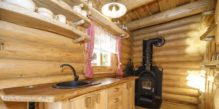 Vyrazte za relaxom: čarovná zrubová chata pod Beskydami pre 2 až 3 osoby