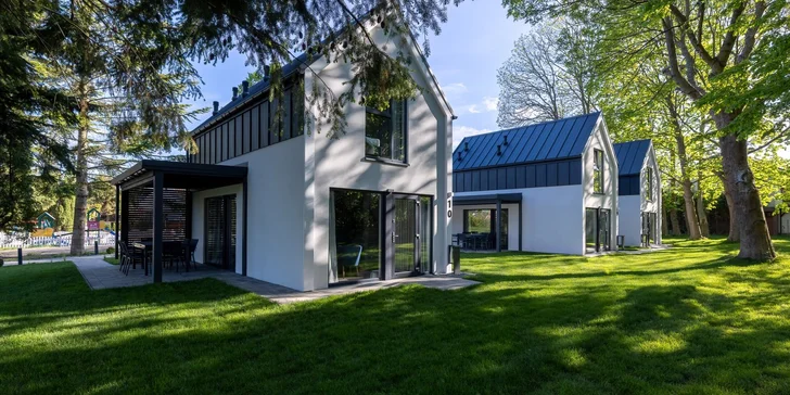 Krásna dovolenka pri Balte: izby a domčeky v pokojnej lokalite len 250 m od pláže, strava aj wellness