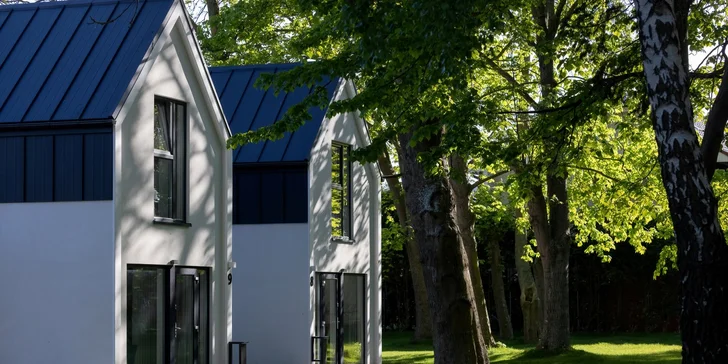 Krásna dovolenka pri Balte: izby a domčeky v pokojnej lokalite len 250 m od pláže, strava aj wellness