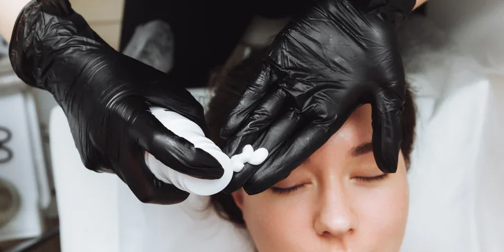 Kozmetické ošetrenia: dermaplaning pre hladkú a sviežu pleť a mezoterapia