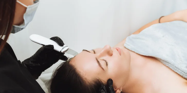 Kozmetické ošetrenia: dermaplaning pre hladkú a sviežu pleť a mezoterapia