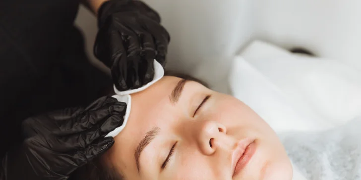 Kozmetické ošetrenia: dermaplaning pre hladkú a sviežu pleť a mezoterapia