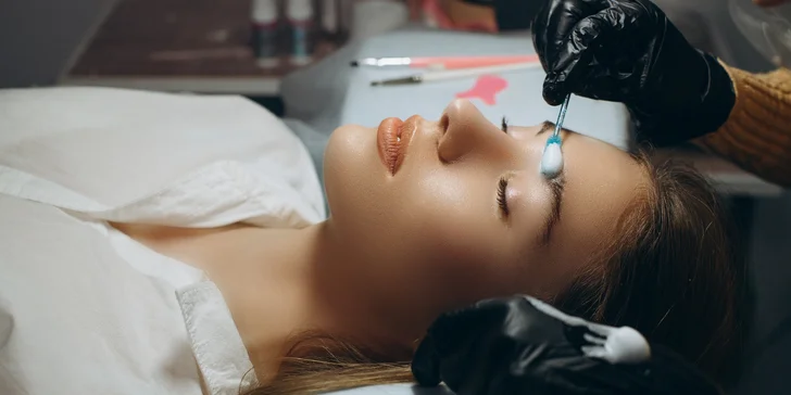 Pre krásny pohľad: laminácia obočia s farbením a formovaním