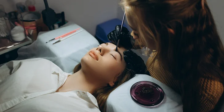 Pre krásny pohľad: laminácia obočia s farbením a formovaním