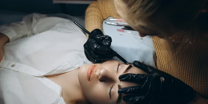 Pre krásny pohľad: laminácia obočia s farbením a formovaním