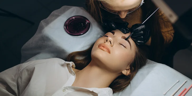 Pre krásny pohľad: laminácia obočia s farbením a formovaním