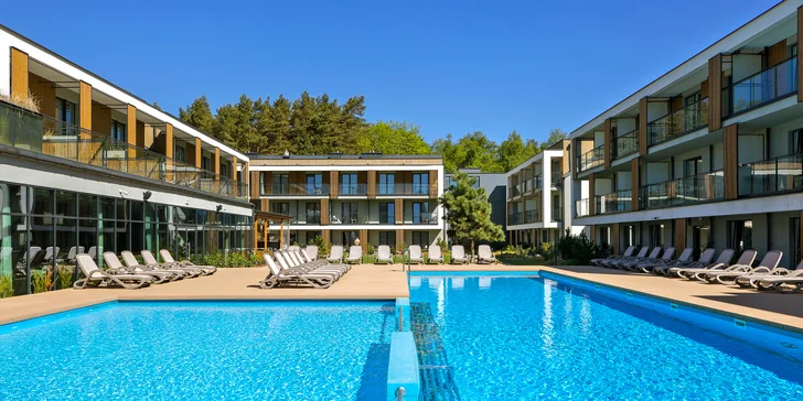 Dovolenka pri Balte pre páry aj rodiny: moderný rezort s wellness, bazénom a stravou, 5 min. od pláže