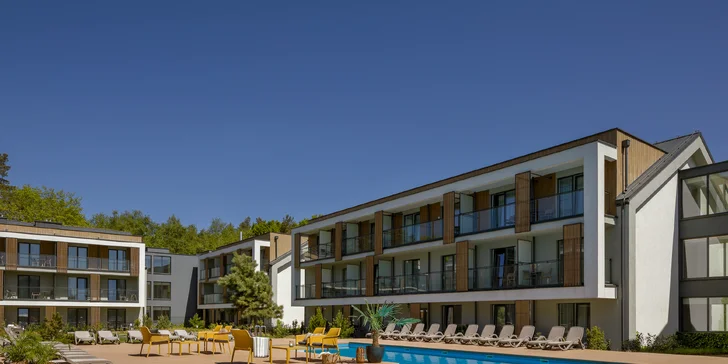 Dovolenka pri Balte pre páry aj rodiny: moderný rezort s wellness, bazénom a stravou, 5 min. od pláže