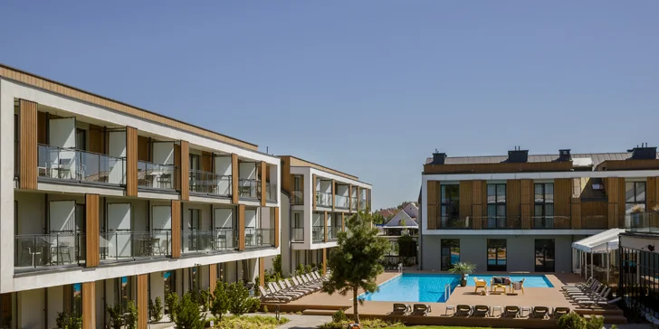 Dovolenka pri Balte pre páry aj rodiny: moderný rezort s wellness, bazénom a stravou, 5 min. od pláže