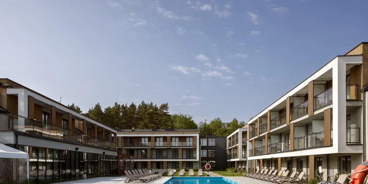 Dovolenka pri Balte pre páry aj rodiny: moderný rezort s wellness, bazénom a stravou, 5 min. od pláže