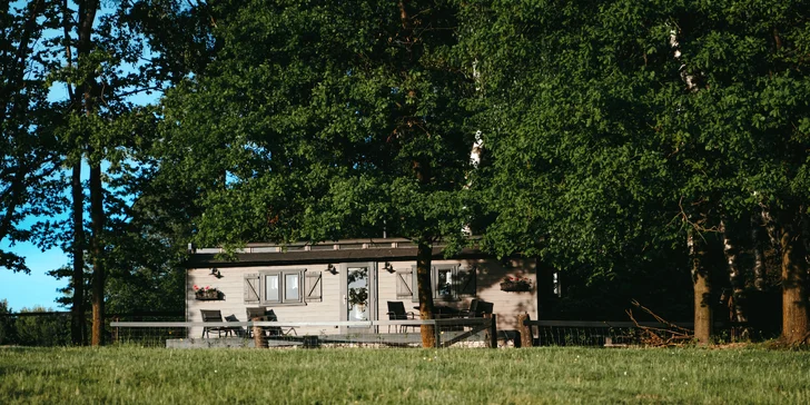 Chata na ranči v podhorí Beskýd: plne vybavená vrátane kuchynky, terasa s výhľadom na kone