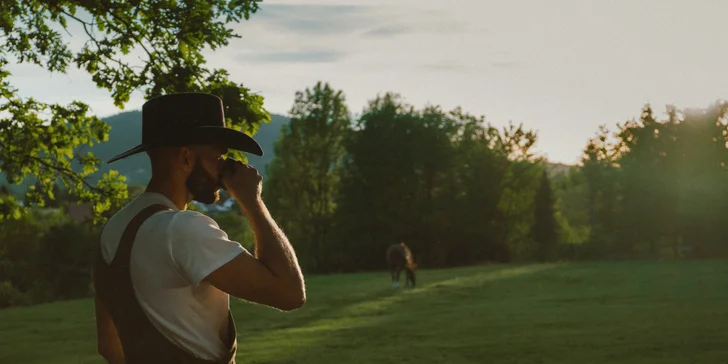 Chata na ranči v podhorí Beskýd: plne vybavená vrátane kuchynky, terasa s výhľadom na kone