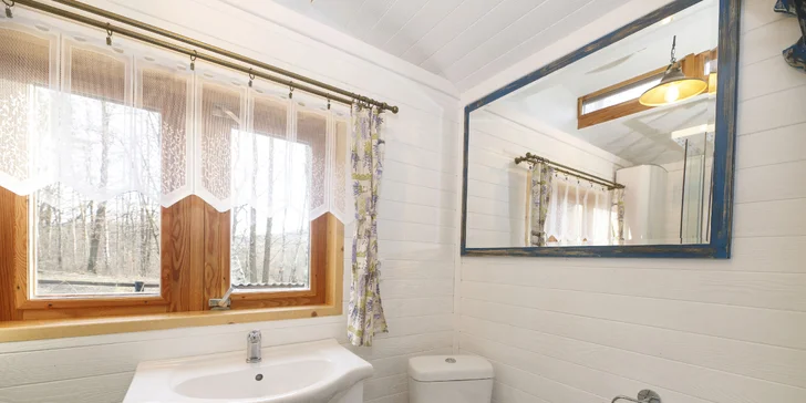 Chata na ranči v podhorí Beskýd: plne vybavená vrátane kuchynky, terasa s výhľadom na kone