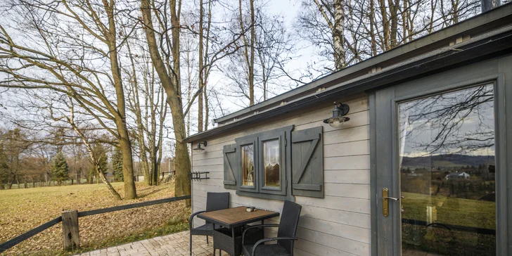 Chata na ranči v podhorí Beskýd: plne vybavená vrátane kuchynky, terasa s výhľadom na kone