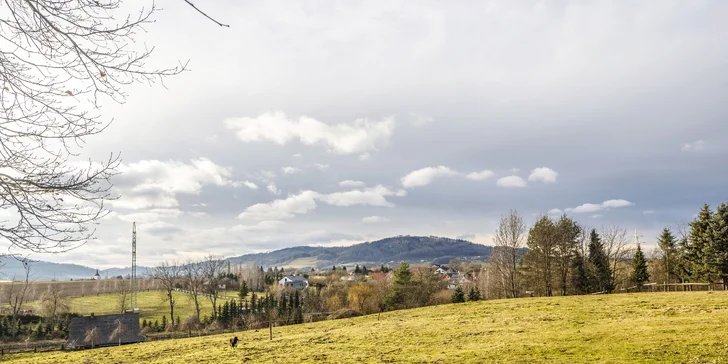 Chata na ranči v podhorí Beskýd: plne vybavená vrátane kuchynky, terasa s výhľadom na kone