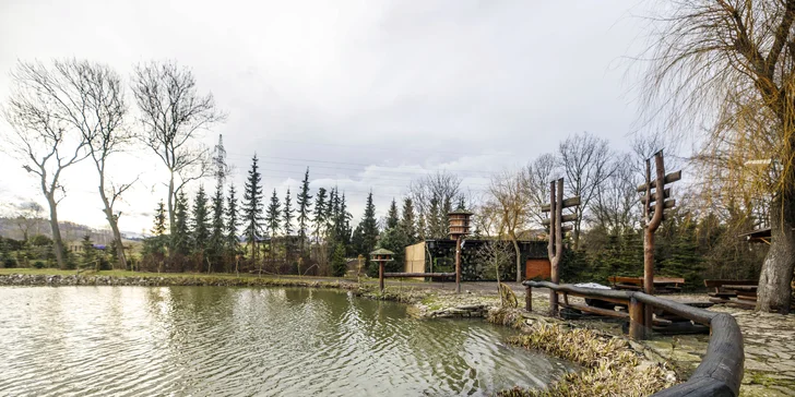 Chata na ranči v podhorí Beskýd: plne vybavená vrátane kuchynky, terasa s výhľadom na kone