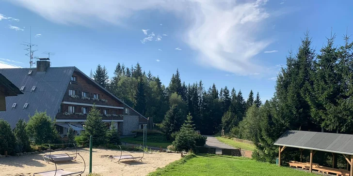 Pobyt v horskom hoteli v Beskydách: polpenzia, termálny bazén, sauna aj zľava na procedúry