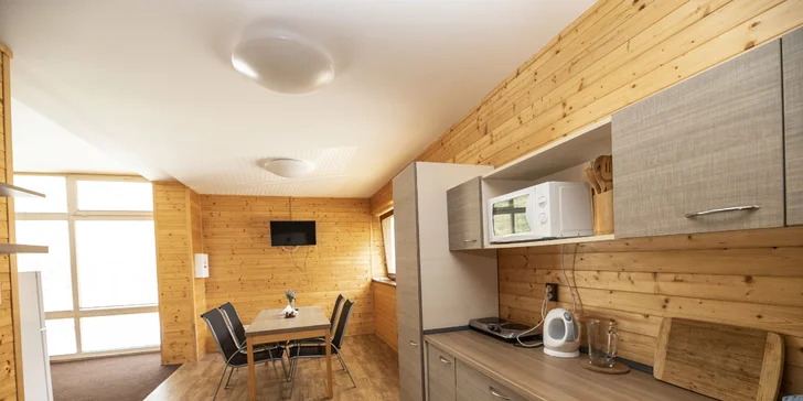 Komfortné apartmány priamo na pláži pri Vranovskej priehrade: krytá terasa, člnky aj vonkajší bazén