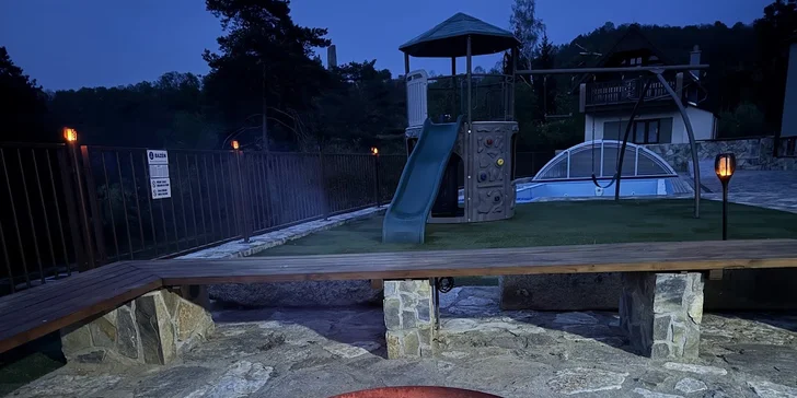 Komfortné apartmány priamo na pláži pri Vranovskej priehrade: krytá terasa, člnky aj vonkajší bazén