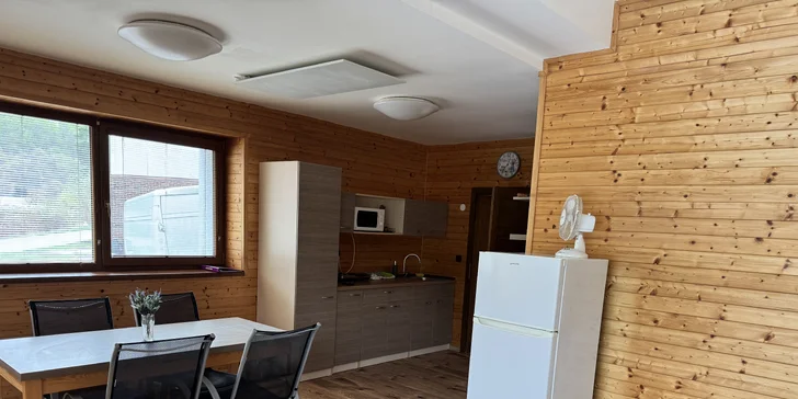 Komfortné apartmány priamo na pláži pri Vranovskej priehrade: krytá terasa, člnky aj vonkajší bazén